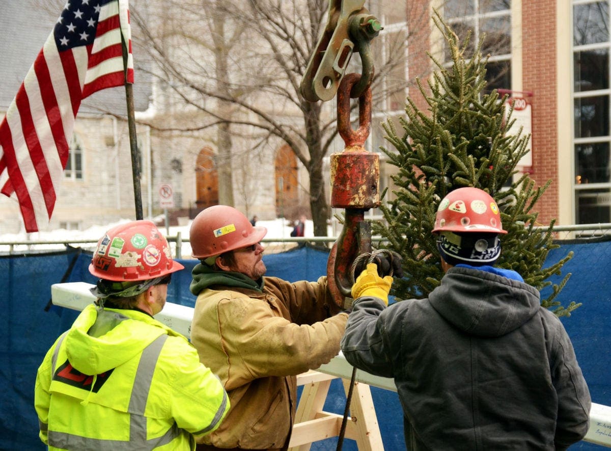 Daily Collegian – Crews place final beam at Fraser Centre